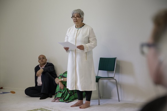 epa06031334 Seyran Ates leads the prayer in the Ibn-Rushd Goethe Mosque during the opening Berlin in Germany, 16 June 2017. Seyran Ates, a German lawyer and Muslim feminist, opened a mosque for libera ...