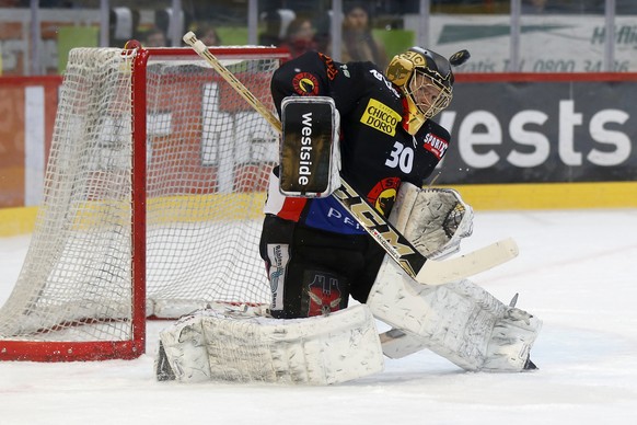 Berns Torhueter Leonardo Genoni wehrt einen Puck ab, im Eishockey Meisterschaftsspiel der National League A zwischen dem SC Bern und dem EHC Kloten, am Freitag, 17. Februar 2017, in der Postfinance Ar ...