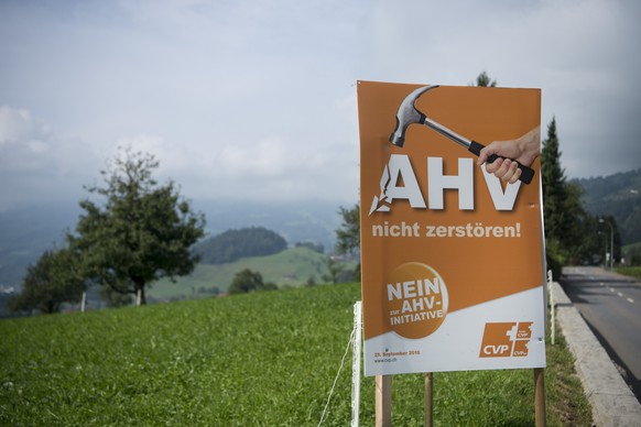 Ein Plakat der CVP Schwyz, wirbt gegen die AHVplus-Initiative &quot;AHVplus: fuer eine starke AHV&quot; haengt am Donnerstag, 15. September 2016, an einem Strassenrand in Schwyz. Die Stimmbuerger stim ...