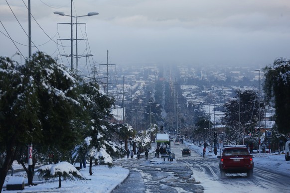 epaselect epa06090018 Overview of an arean covered in snow in Santiago, Chile, 15 July 2017. The Chilean capital was affected this Saturday by the biggest snowfall of the last decade, leaving more tha ...