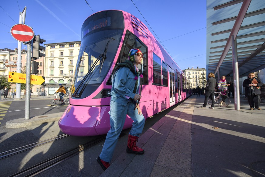 L’artiste suisse Pipilotti Rist pose devant son oeuvre, le mobile &quot;Monochrome Rose&quot;, trait d’union entre les diverses installations artistique sur la ligne 14 des TPG, ce jeudi, 1 decembre 2 ...