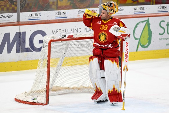 Nachrichten Linkding Tigers Goalie Luca Boltshauser, geschlagen im zweiten Eishockey Playoff Viertelfinalspiel der National League, zwischen den SCL Tigers und dem Lausanne HC, am Samstag 15. Maerz 2025, in der Emmental V ...
