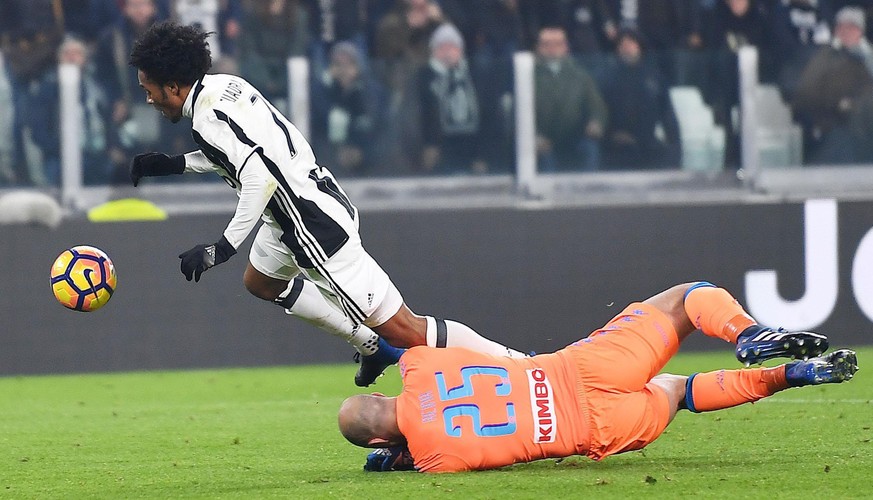 epa05821565 Napoli&#039;s goalkeeper Pepe Reina (R) fouls Juventus&#039; Juan Cuadrado during the Italian Cup first leg semifinal soccer match between Juventus FC and SSC Napoli at Juventus Stadium in ...