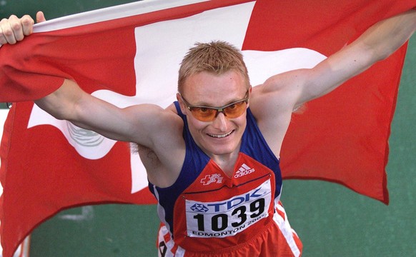 Winner of the men&#039;s 800m final, Andre Bucher of Switzerland, smiles holding a swiss flag at the 8th World Athletics Championships in Edmonton on Tuesday, August 7, 2001. Bucher won ahead of Wilfr ...