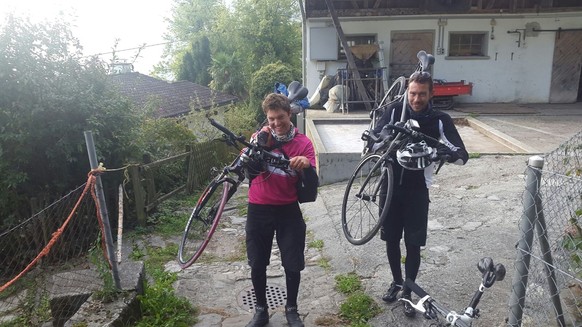 Unten an den Treppen in Bauen. Gepäck umhängen, Velo schultern und ab gehts! (Danke Remy, hast du mir die eine Tasche abgenommen).