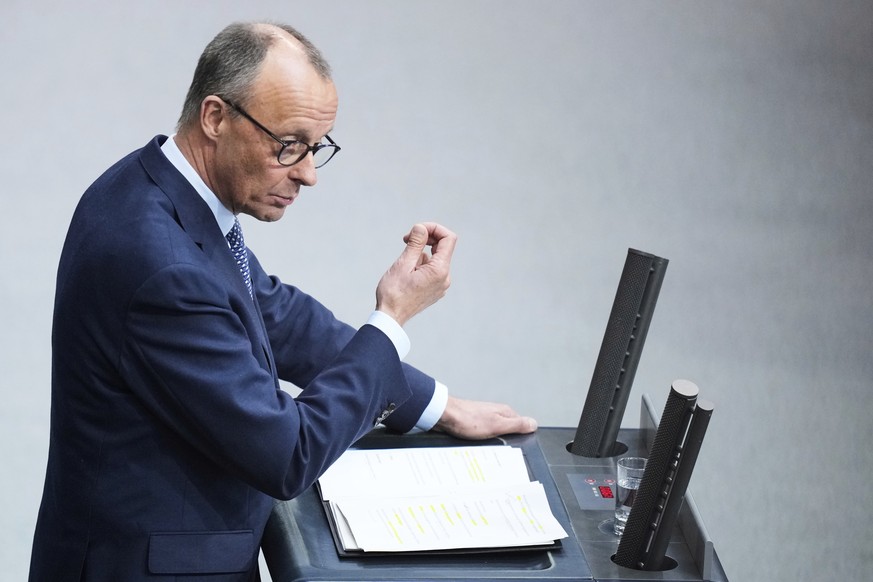 Nachrichten Linkding German opposition leader and Christian Democratic Union party chairman Friedrich Merz delivers his speech during a meeting of the German federal parliament, Bundestag, at the Reichstag building in Ber ...