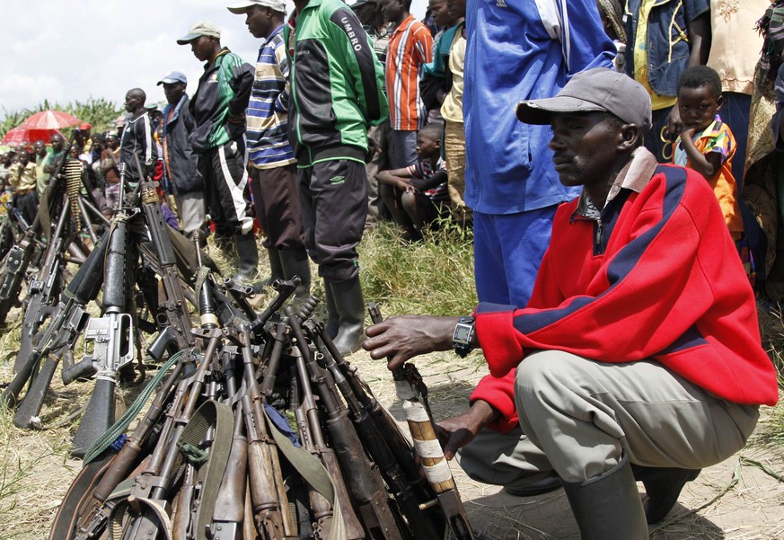 Archivbild: Ein Mitglied Ruandas Freiheitskämpfer (FDLR) neben einem Haufen Waffen, 30. Mai 2014, Kongo.