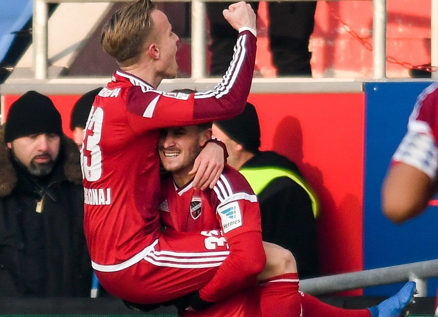 Fussball: Bundesliga, FC Ingolstadt 04 - Hamburger SV, 18. Spieltag am 28.01.2017 in Audi Sportpark, Ingolstadt (Bayern). Pascal Gross (r) von Ingolstadt jubelt mit Teamkollegen Florent Hadergjonaj na ...