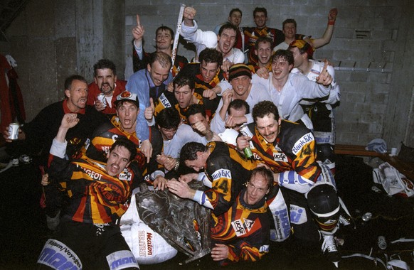 Der SC Bern zwingt Fribourg in der entscheidenden fünften Finalpartie in die Knie und feiert in den Katakomben eine rauschende Meisterparty. Was für ein Bild!