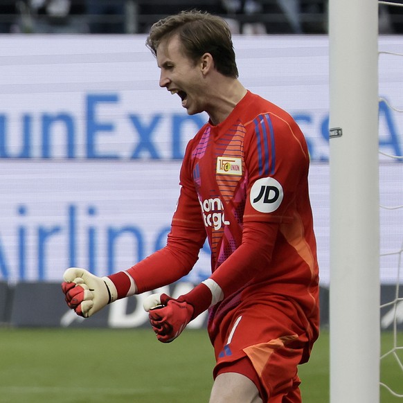 Nachrichten Linkding epa11951914 Goalkeeper Frederik Ronnow of Union Berlin reacts after saves a penalty during the German Bundesliga soccer match between Eintracht Frankfurt and 1. FC Union Berlin in Frankfurt, Germany,  ...