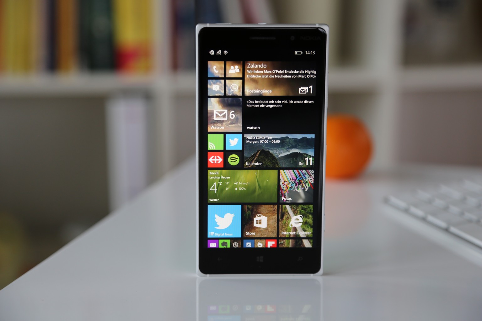 Das Lumia 830 (Bild) sieht zwar fast gleich aus wie das teurere Lumia 930, kann aber nicht ganz mit dessen Geschwindigkeit mithalten. 