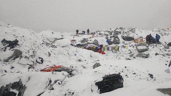 Verstreute Materialien des Basislagers: Nach der Lawine ist sie Situation chaotisch.