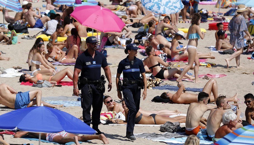 epa05454976 French police officers patrol on the beach of Cannes, in security measures after the Nice terror attack, in Cannes, France, 04 August 2016. EPA/SEBASTIEN NOGIER