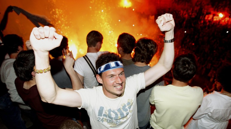 Johnny Leoni und weitere Spieler des FC Zuerich lassen sich von Tausenden von Fans auf dem Helvetiaplatz feiern, am Sonntag, 24. Mai 2009, in Zuerich. Der FCZ wurde gestern Sonntag nach einem 1-0 Sieg ...