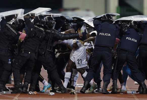 Polizeischilder gegen Wurfgeschosse&nbsp;– die Gäste aus Ghana flüchten vor den Scharmützeln.