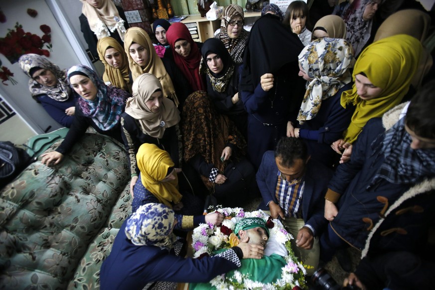 epa05333323 Friends and relatives of Abdelfattah Al-Sharif gather during his funeral in the West Bank city of Hebron, 28 May 2016. Al-Sharif was killed by an Israeli soldier in Tal Rumaida neighborhoo ...