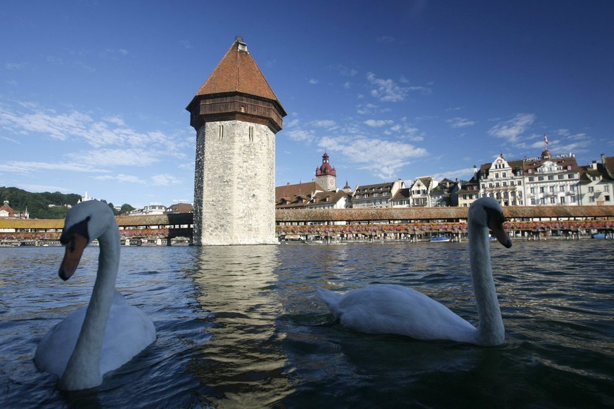 Die Kapellbruecke von Luzern bei schoenstem Sommerwetter am Montag 18. August 2008. Vor genau 15 Jaehren brannte die Historische Holzbruecke fast komplett nieder und wurde rund 8 Monate spaeter wieder ...