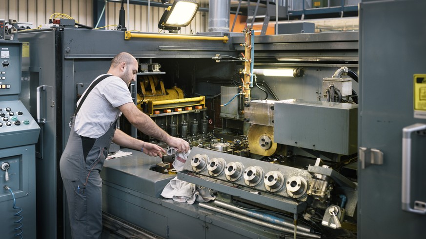 ZUR BILANZMEDIENKONFERENZ DES ST. GALLER METALLVERARBEITERS SFS GROUP STELLEN WIR IHNEN AM FREITAG 4. MAERZ 2016 FOLGENDES ARCHIVBILD ZUR VERFUEGUNG. - Ein Mitarbeiter der SFS bedient eine Mehrstufenp ...