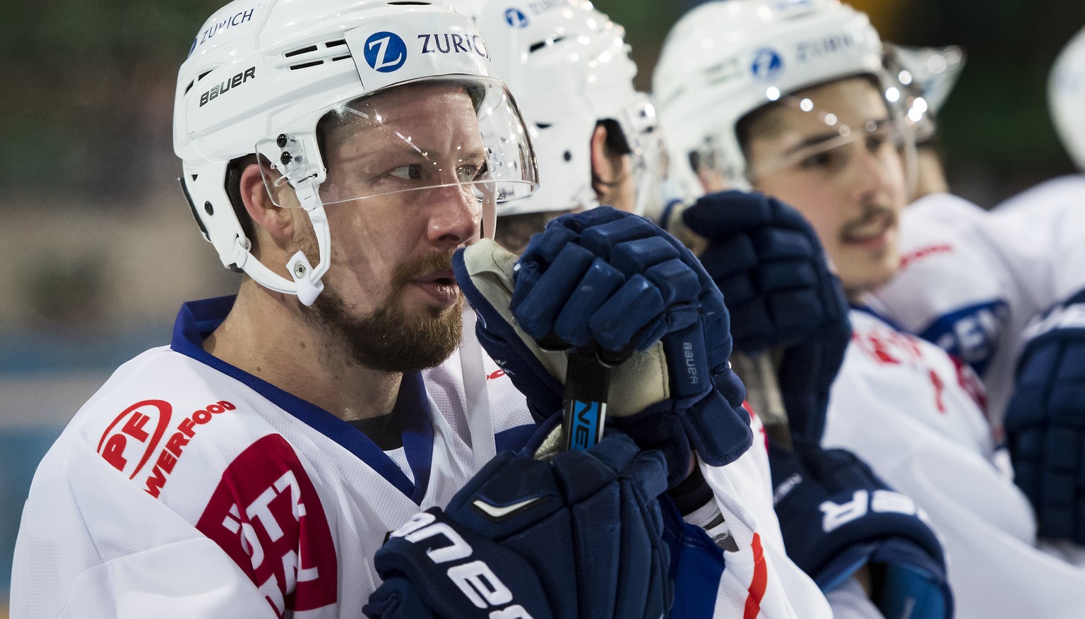 Deception des joueurs zuerichois dont Mathias Seger, gauche, apres la defaite, lors de la rencotre des 1/8-finale de la Coupe Suisse de hockey sur glace, entre le HC Fribourg-Gotteron et les ZSC Lions ...