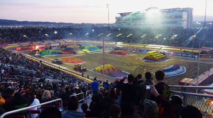 Ausverkauftes Haus beim Monstertruck-WM-Final 2011 in Las Vegas.