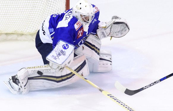 Le gardien neuchatelois, Tim Wolf, gauche, lutte contre le penalty du joueur genevois, Nathan Gerbe, droite, lors du match de hockey sur glace du huitieme de finale de Coupe de Suisse, Swiss Ice Hocke ...