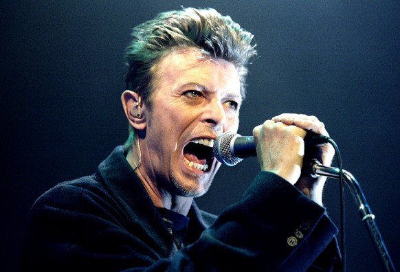 David Bowie während eines Konzerts 1996 in Wien.