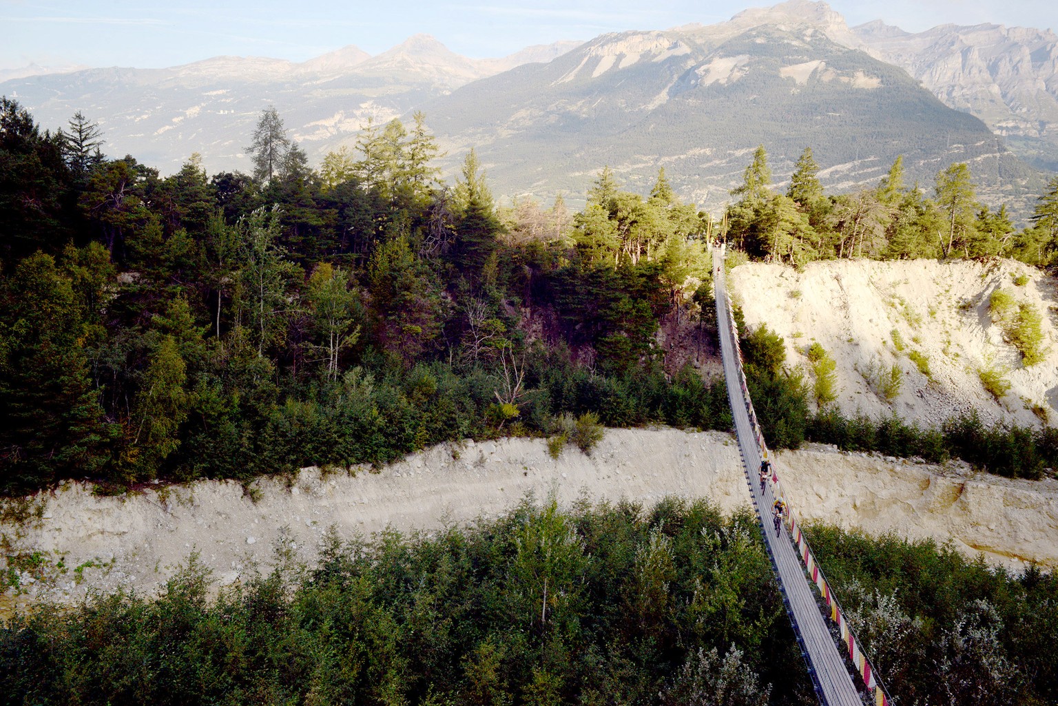 Eines der Highlights der 2. Etappe: Die Fahrt über die 134 Meter lange Bhutanbrücke.