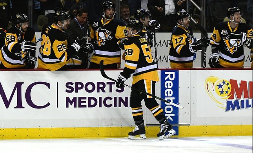 Jake Guentzel kriegt von seinen Teamkollegen das Fäustchen nach seinem ersten Tor im ersten Spiel.