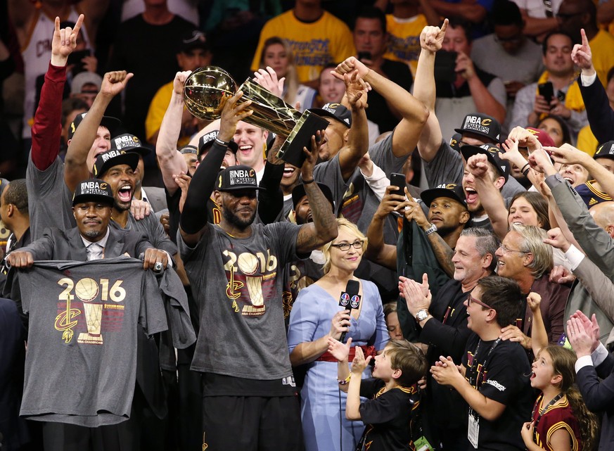 Es ist vollbracht: LeBron James (mit der Larry-O'Brien-Trophäe) und die Cleveland Cavaliers sind NBA-Champions.