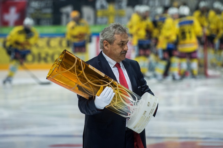 Willy Voegtlin, Leiter Spielbetrieb der Nationalliga, mit dem Meisterpokal, vor dem dritten Eishockey Playoff-Finalspiel der National League A zwischen dem HC Lugano und dem SC Bern, in der Resega Hal ...