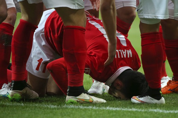 Doppeltorschütze&nbsp;Yunus Malli küsst nach dem 2:0 für Mainz den Boden.