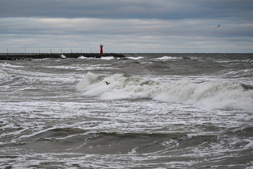 Nachrichten Linkding epa11819934 Waves hit the coast during a storm at the Baltic Sea in Kolobrzeg, northwest Poland, 12 January 2025. Strong northwest winds and a storm of 9-10 on the Beaufort scale caused water levels t ...