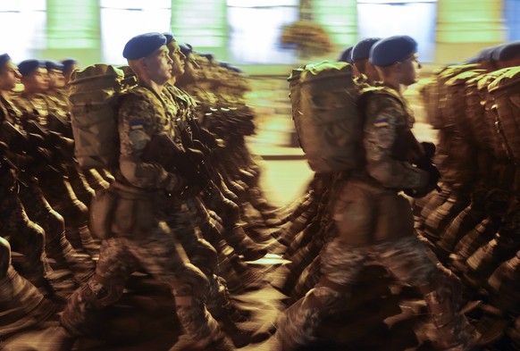 epa06147762 Ukrainian soldiers march during a rehearsal of military parade in downtown Kiev, Ukraine, 16 August 2017. Soldiers took part in rehearsal for the military parade which will be held to mark ...