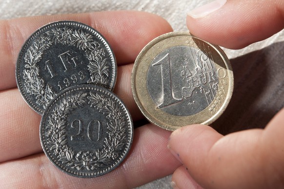 ZUR AUFHEBUNG DES EURO-MINDESTKURS DURCH DIE NATIONALBANK SNB, STELLEN WIR IHNEN AM DONNERSTAG, 15. JANUAR 2105, FOLGENDES ARCHIVBILD ZUR VERFUEGUNG - Coins of 1 Euro, right, and coins of 1 Swiss Fran ...