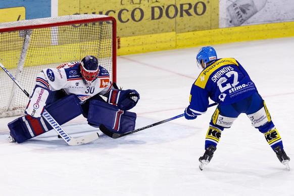 Nachrichten Linkding EHC Kloten Stuermer Deniss Smirnovs (#27) trifft im Penalty-Schiessen gegen ZSC Lions Torhueter Simon Hrubec waehrend dem Eishockey-Meisterschaftsspiel der National League zwischen den Teams EHC Klote ...