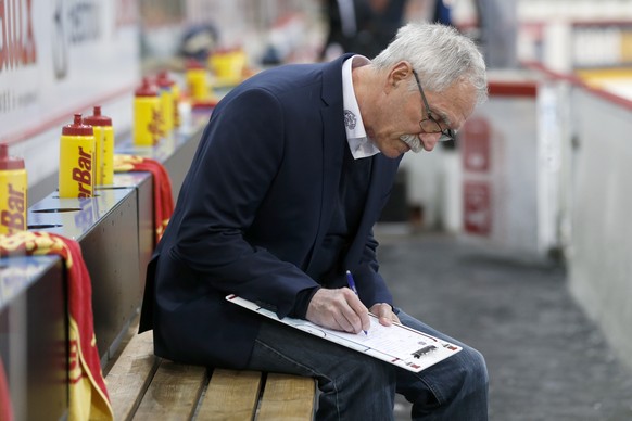 Biels Trainer Mike McNamara macht Notizen im Eishockey Meisterschaftsspiel der National League A zwischen dem EHC Biel und dem HC Lugano, am Dienstag, 20. Dezember 2016, in der Tissot Arena in Biel. ( ...