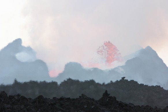 Flimmernde Luft über dem Holuhraun-Lavafeld am 15. Oktober 2014; im Hintergrund der Hauptkrater, aus dem sich eine kleine Lavafontäne erhebt.&nbsp;