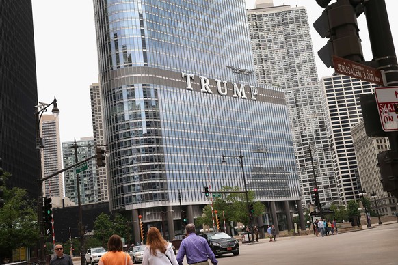 In riesigen Lettern prangt Trumps Name auf dem Trump Tower in Chicago.