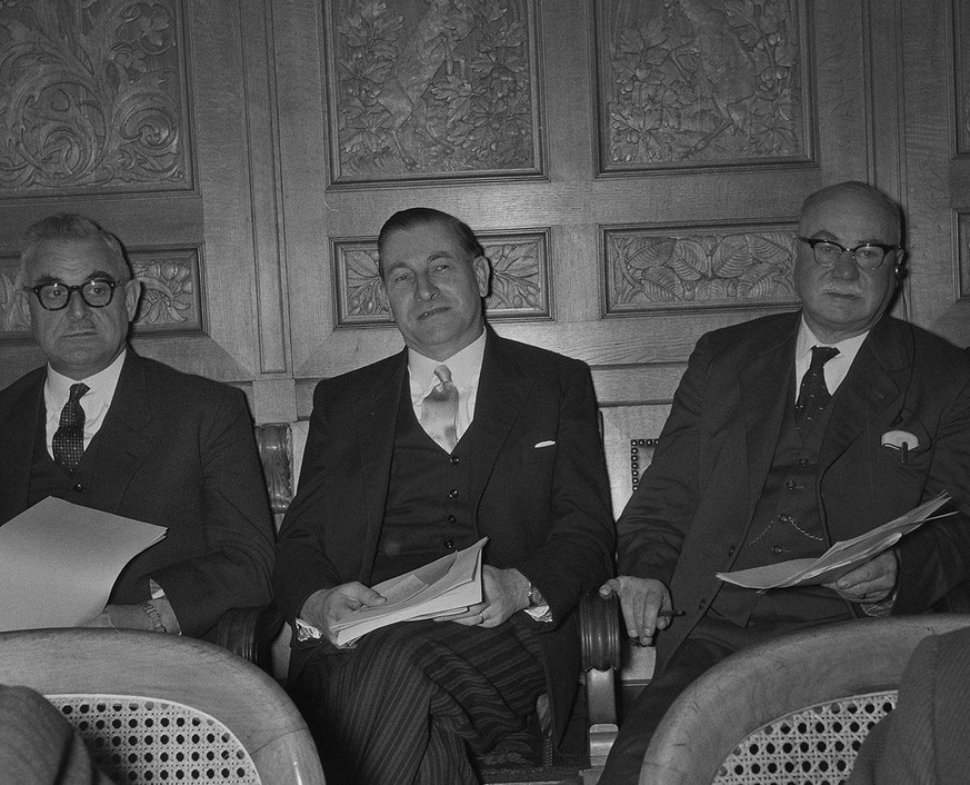 Ludwig von Moos (Mitte) während der Bundesratswahl im Dezember 1959.