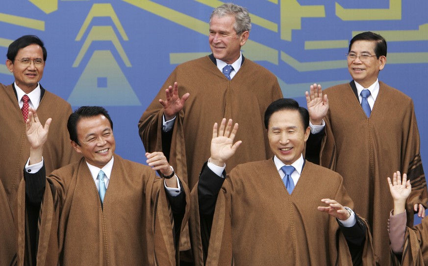 In this Nov. 23, 2008, file photo, wearing traditional Peruvian ponchos, Thailand&#039;s Prime Minister Somchai Wongsawat, top left, U.S. President George W. Bush, top center, Vietnam&#039;s President ...