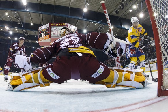 Da kann sich Robert Mayer noch lange strecken: Andres Ambühl trifft zum 3:0 für Davos.