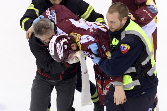 Le joueur Genevois, Daniel Vukovic, sort sur blessure, lors du match du championnat suisse de hockey sur glace de National League LNA, entre le Geneve Servette HC et le SC Bern, SCB, ce jeudi 22 decem ...