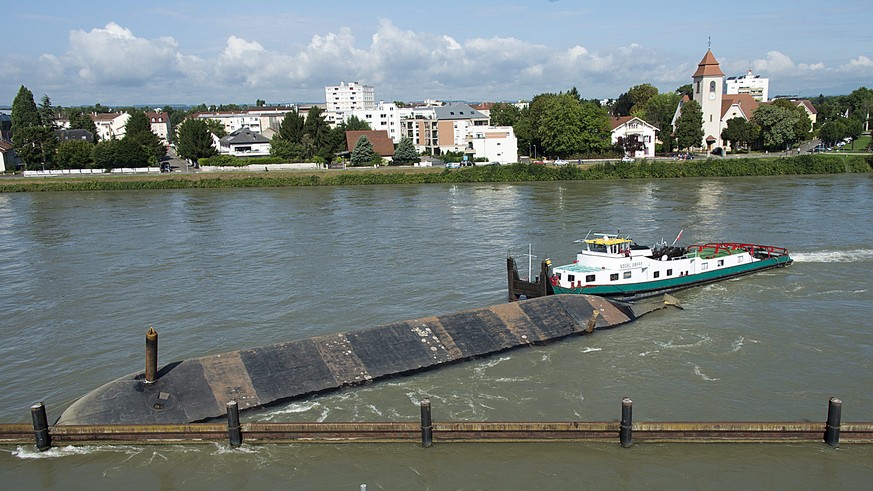 Die Costa Concordia von Basel: Seit mehr als zwei Monaten treibt der Kahn «Merlin» im Rhein.&nbsp;