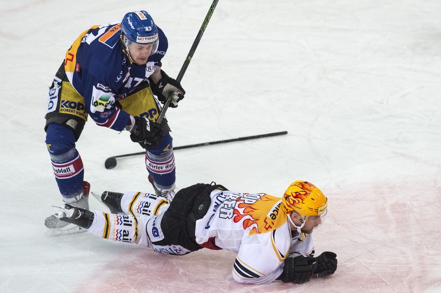 Biels Marco Maurer, links, im Duell mit Luganos Fredrik Pettersson im Eishockey National League A Spiel zwischen dem EHC Biel und dem HC Lugano, am Dienstag, 19. Januar 2016, in der Tissot Arena in Bi ...