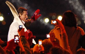 Sportler schiessen Fotos von Wayne Gretzky, der die Fackel bei der Eröffnungsfeier der Spiele von Vancouver trug.