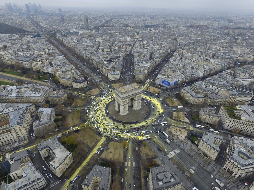 Nach Angaben der Organisatoren sind 10'000 Menschen in Paris für mehr Klimaschutz auf die Straße gegangen. Beim&nbsp;Arc de Triomphe wurden die Strassen gelb gefärbt.