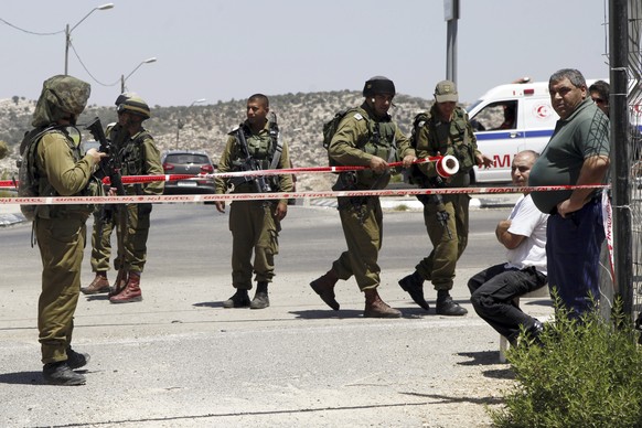 Israelische Soldaten bewachen die Grenze zwischen Israel und der West Bank nach der Messerattacke.