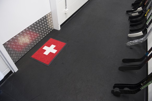 A carpet in the shape of a Swiss flag is pictured during the Swiss Ice Hockey Challenge 2016 between Switzerland and France, at the Tissot Arena in Biel, Friday, 16 December 2016. (KEYSTONE/Anthony An ...