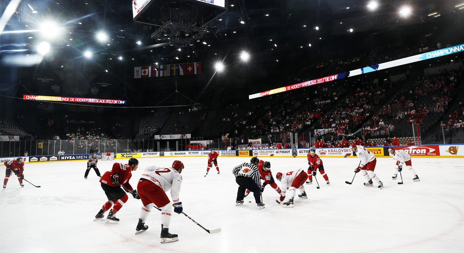 epa05955104 Players in a face-off during IIHF Ice Hockey World Championship 2017 group B preliminary round game between Switzerland and Belarus, in Paris, France, 10 May 2017. EPA/ETIENNE LAURENT