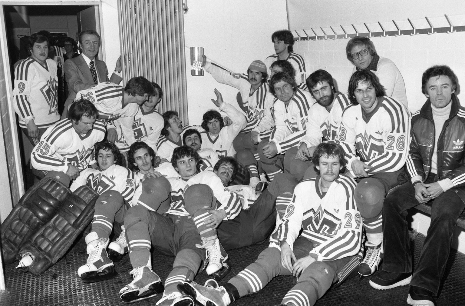 Der zweitletzte von drei Meistertiteln: Die Mannschaft des EHC Biel der Saison 1980/81, nach dem Finalspiel gegen den EHC Arosa in Biel. Zwei Jahre später folgte der bisher letzte Titel.